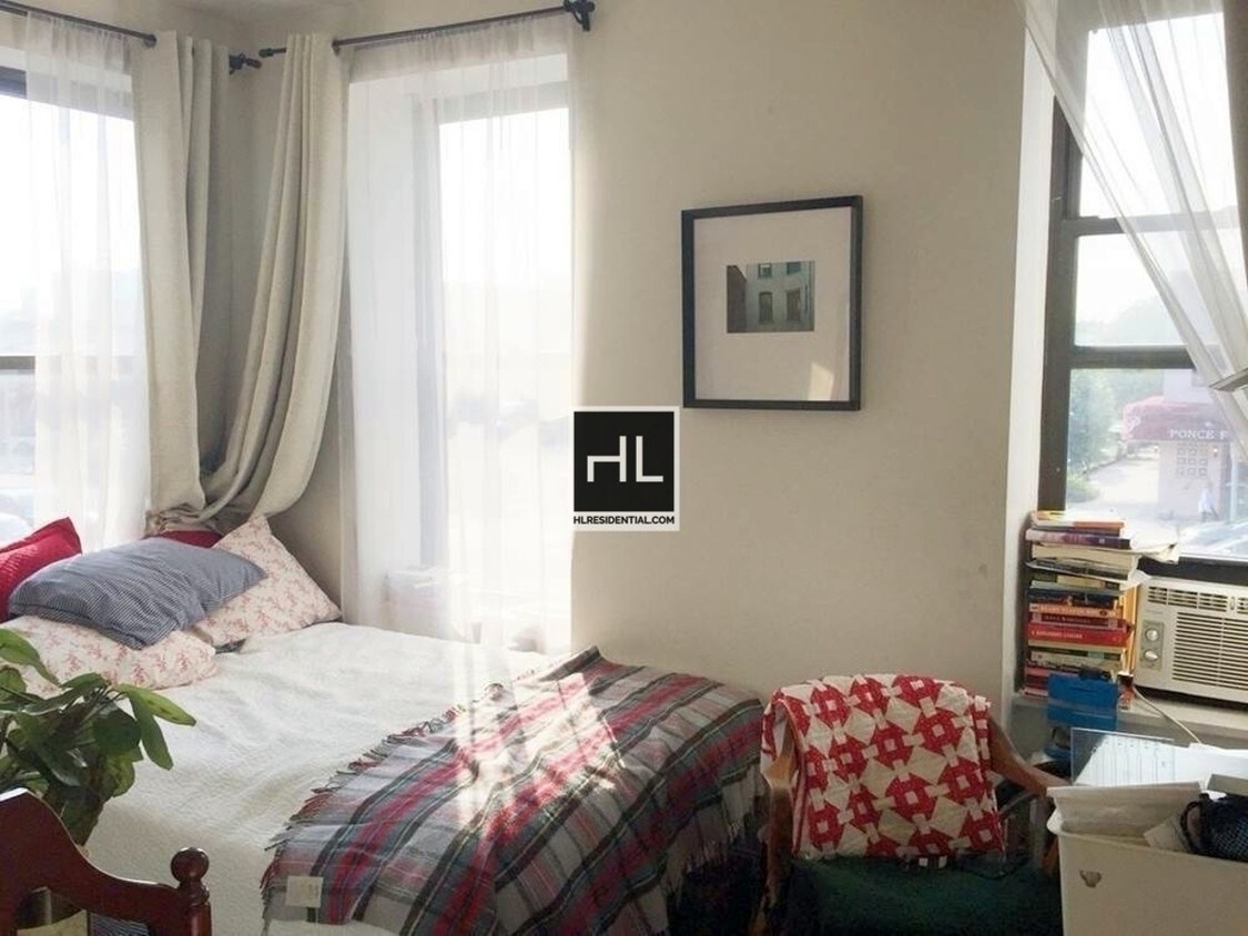 Building Photo - Hidden Park Slope 2 Bed gem near Union St R