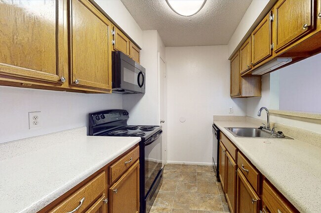 Foto del edificio - 132 Forest Lake Blvd
