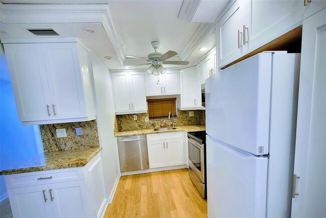 Foto del edificio - 9411 N Hollybrook Lake Dr