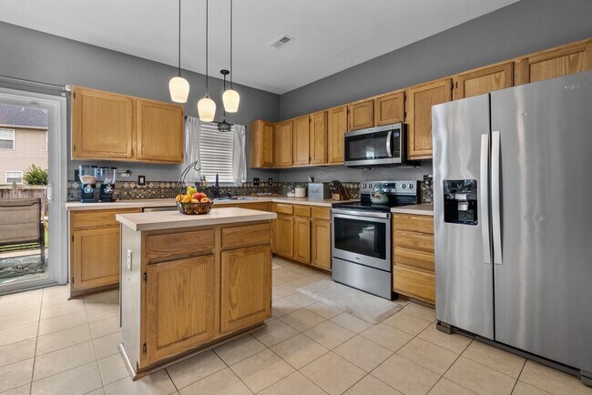 Foto del edificio - Luxurious 5-Bed, 2.5-Bath Home with Solar Panels in Newport News