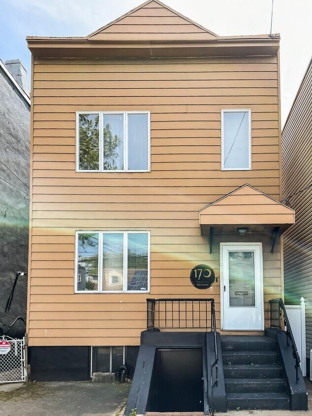 Primary Photo - 170 Mallory Ave