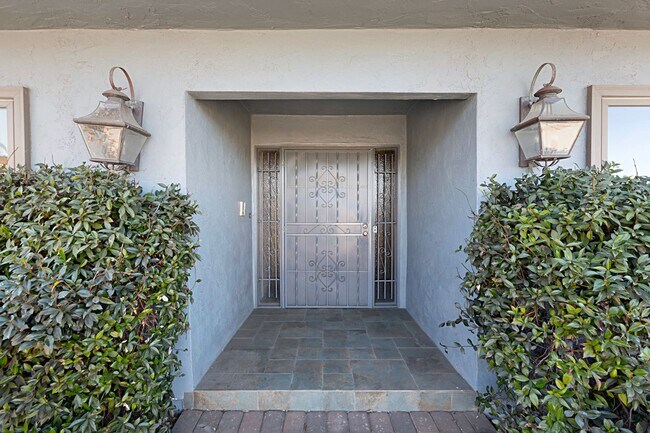Foto del edificio - Timeless 4BR/2BA Corner-Lot Home, Perched on the Hills of Ocean Beach. Sweeping Ocean Views