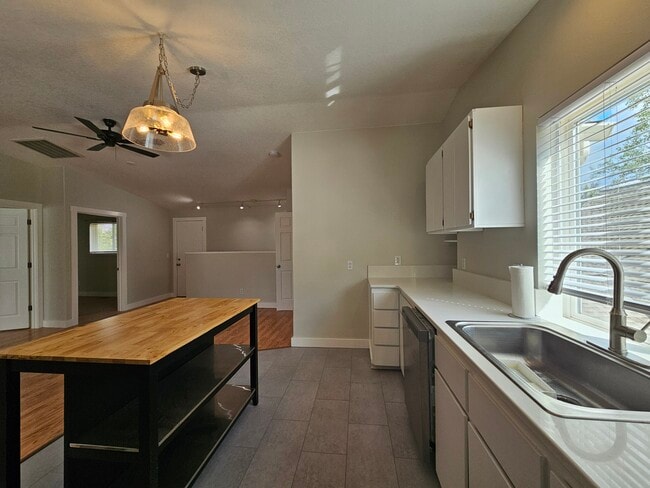 Foto del edificio - 13225 SE Oatfield Rd