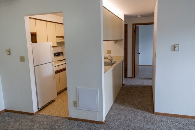 Building Photo - $925 | 2 Bedroom, 1 Bathroom Apartment | N...