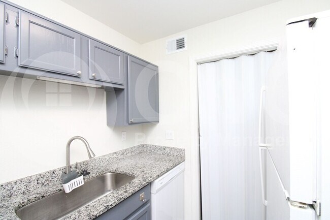 Building Photo - 18333 Roehampton Dr