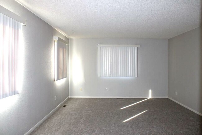 Foto del edificio - Charming 2-Bedroom Home with Fenced Yard &...