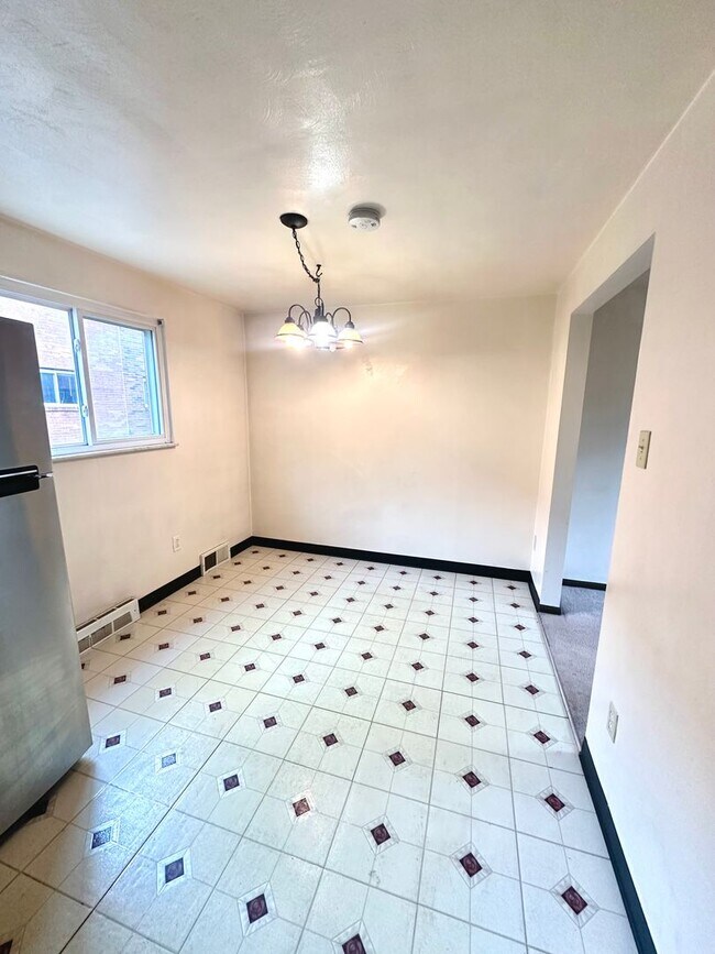 Foto del edificio - Well-Maintained 2 Bed, 1 Bath Townhome in West Mifflin - Central AC & Heat, Integral Garage - Ava...