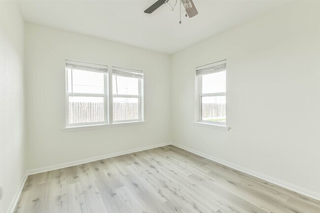Foto del edificio - 5922 Fairdale Ln