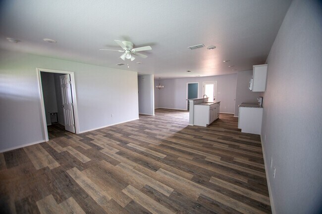 Building Photo - Cute 3 Bedroom Home In Hill Valley