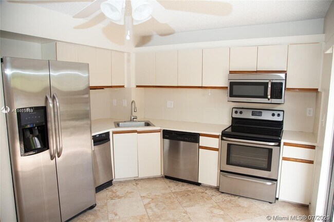 Building Photo - 10115 SW 77th Ct