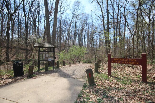 Foto del edificio - 3207 Circle Hill Rd