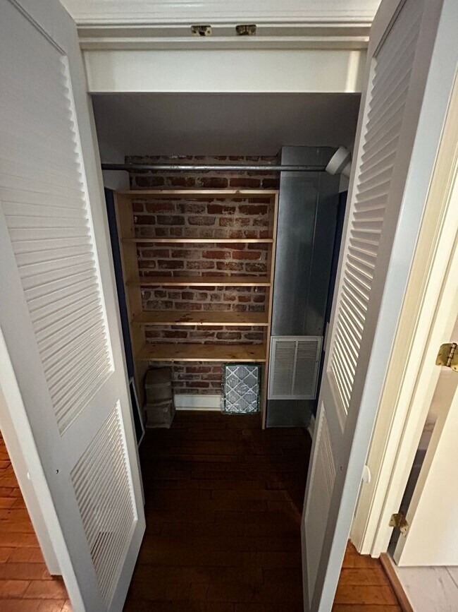 Foto del edificio - Riverviews 1 Bedroom with Exposed Brick, Hardwood Floors