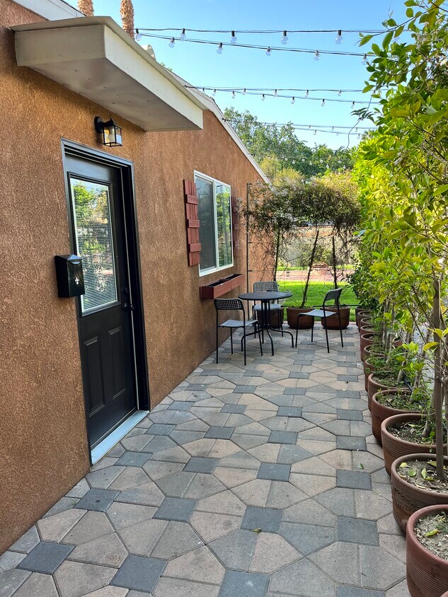 Espacio al aire libre en un jardín - 8135 Geyser Ave