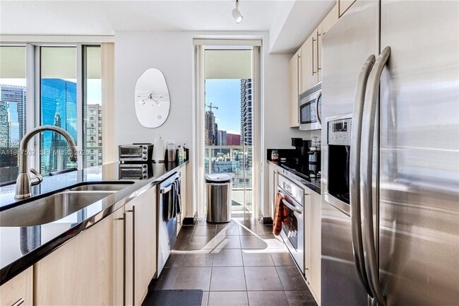 Building Photo - 1111 SW 1st Ave