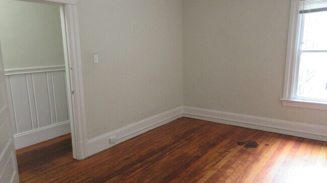 Building Photo - Larger 1 bedroom w/ Washer and Dryer**Exce...