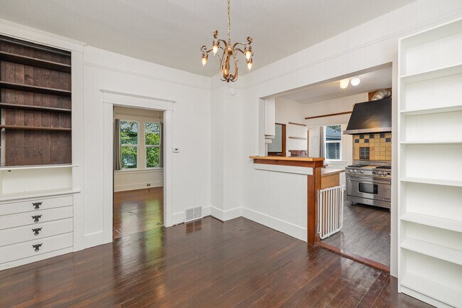 Foto del edificio - 4406 6th Ave NW
