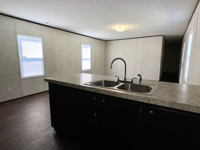 Building Photo - 425 Chloe Cir