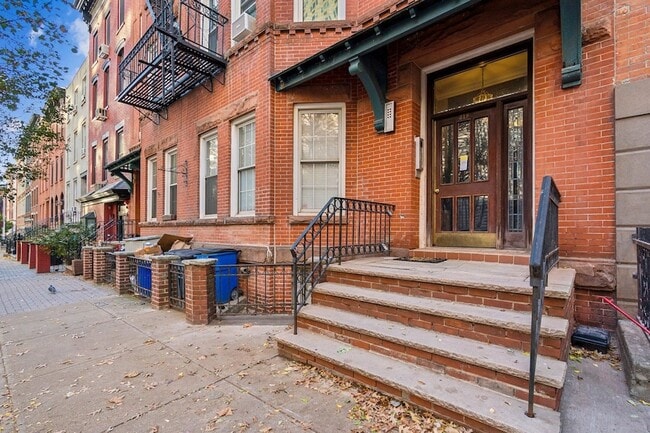Building Photo - 318 Hudson St