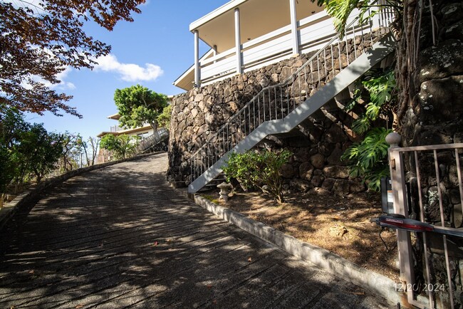 Building Photo - $5,500 / 4br - 4 BED 2.5 BATH HOME IN MANOA