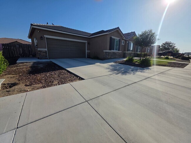 Foto del edificio - Newer 3 Bedroom 2 Bathroom in Tulare! $300 off First Month's Rent!!!