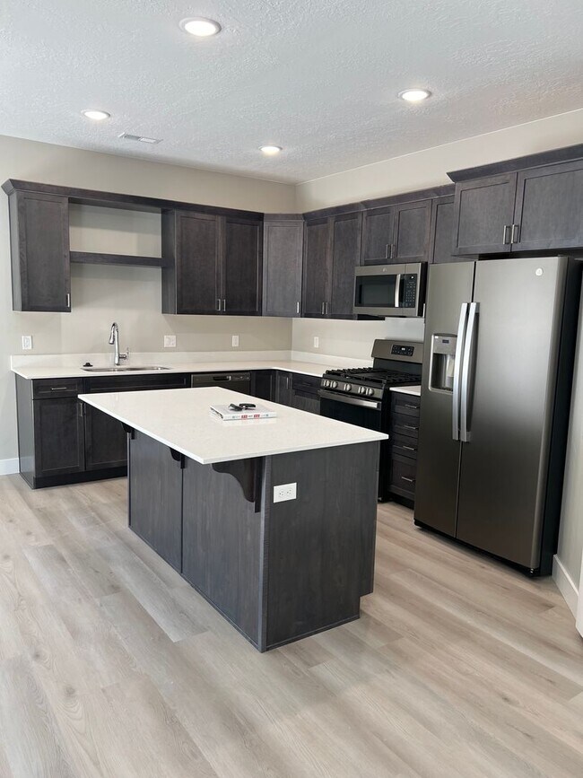Foto del edificio - Brand New Townhome! Half off First Month Move in Special!