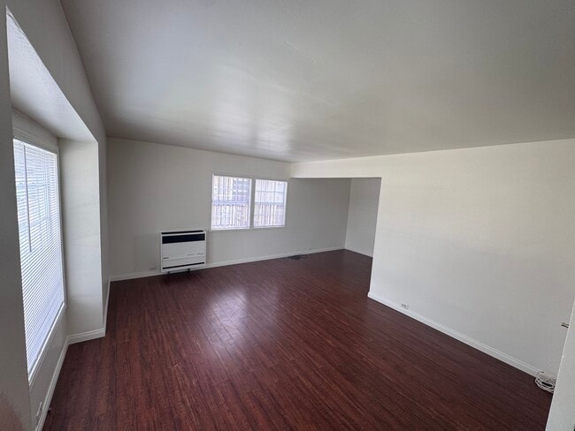 Living room / entry - 424 W Riggin St