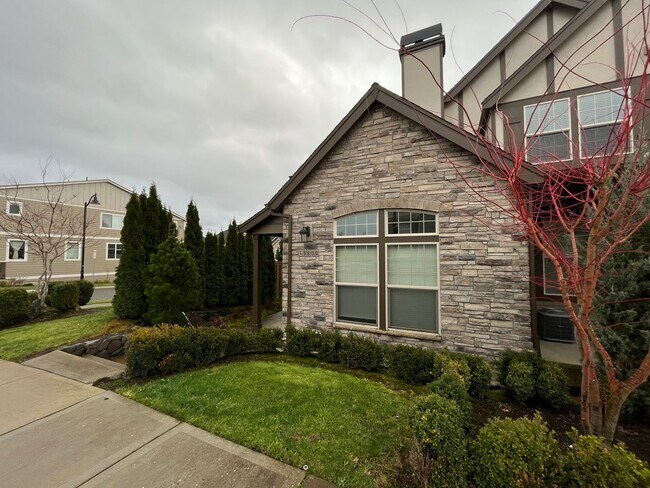 Foto del edificio - 3 Bed 2.5 bath North Bethany Creek Townhom...