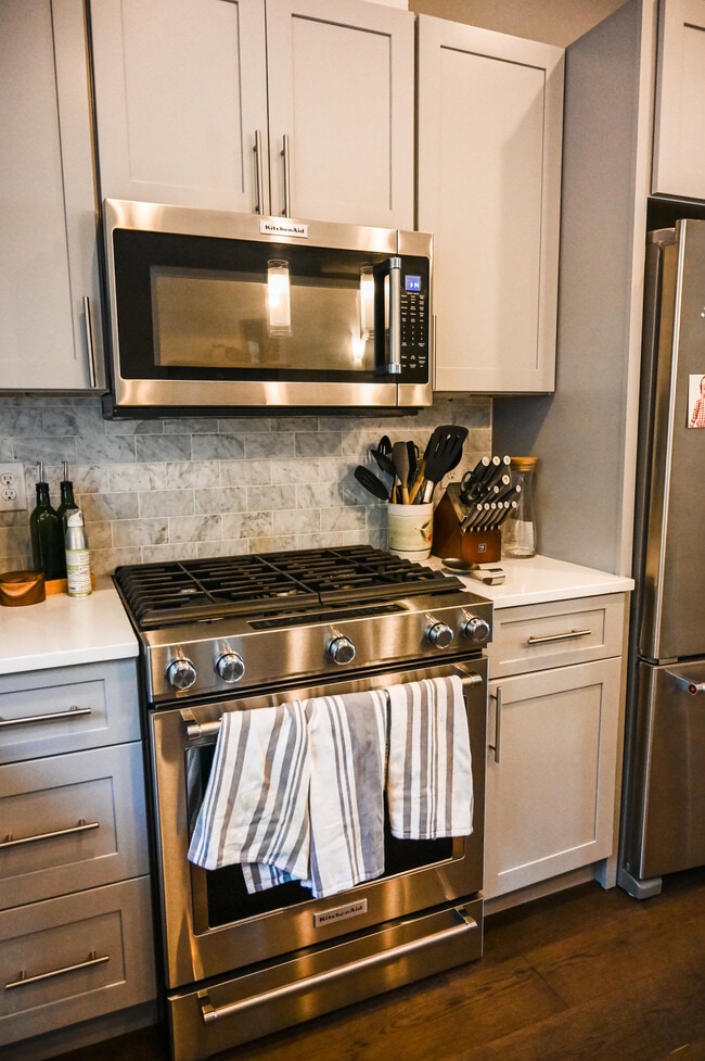 main level - kitchen - 2858 W Parkside Pl