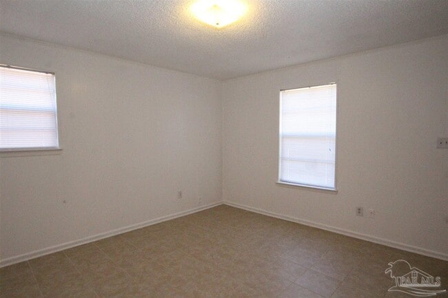 Building Photo - 903 Calhoun Ave