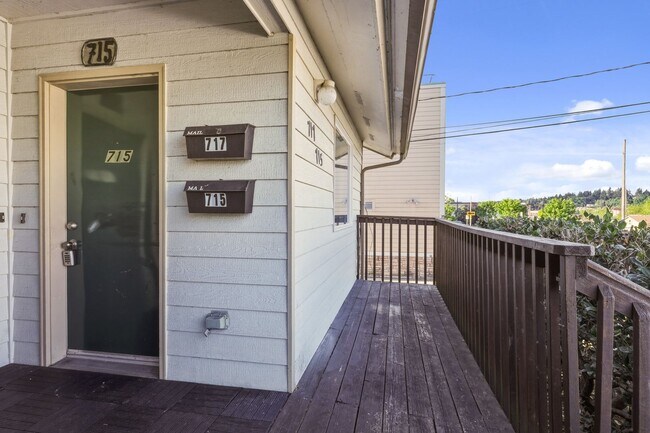 Foto del edificio - MOVE IN READY NOW! Desirable down town location. 2 bed, 1 bath. Includes water, sewer and garbage.