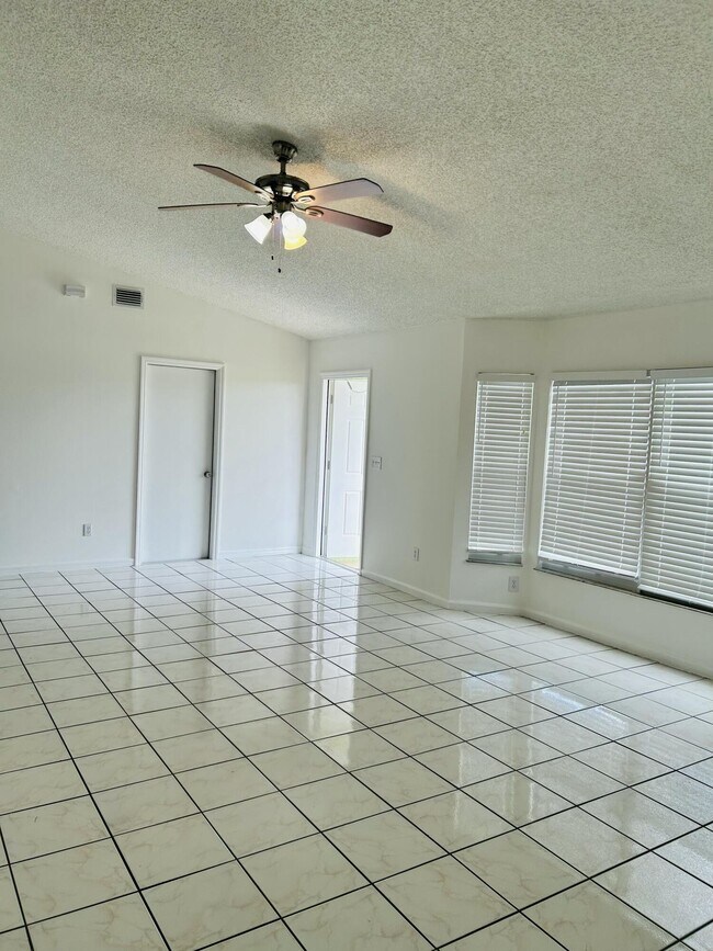 Foto del edificio - 367 SW Donna Terrace