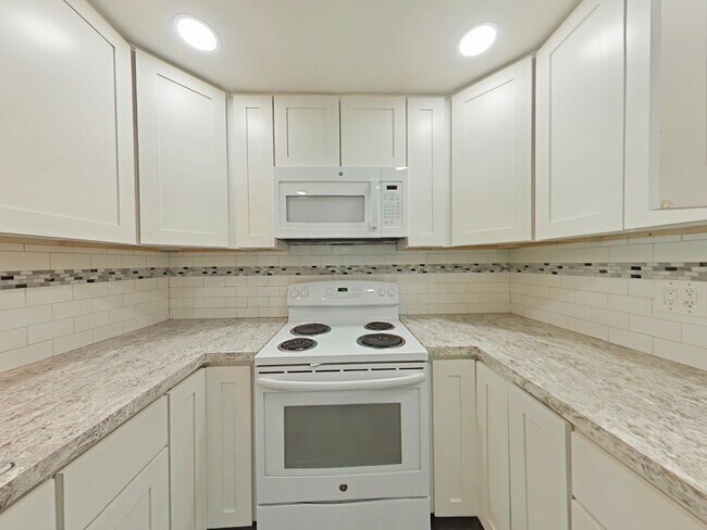 Building Photo - 3 Bedroom Duplex ~ Close to Campus ~ Small...
