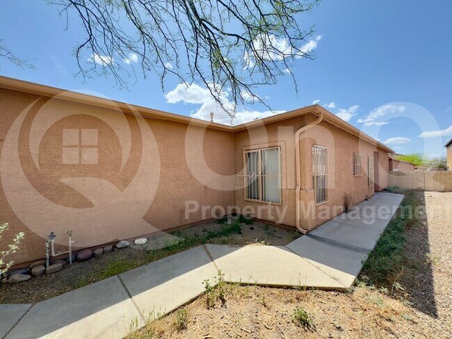 Building Photo - 6654 S Luxor Way