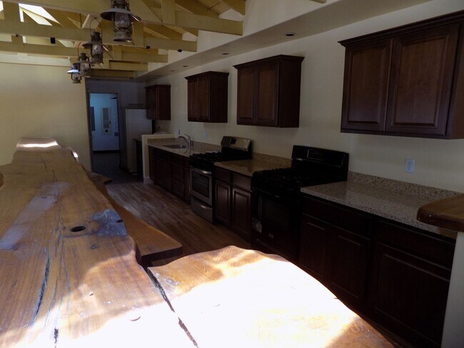 Foto del edificio - 740 W Foothill Blvd