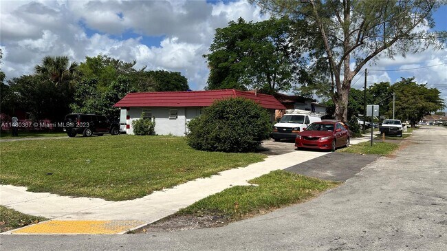 Building Photo - 2701 NW 18th Ter