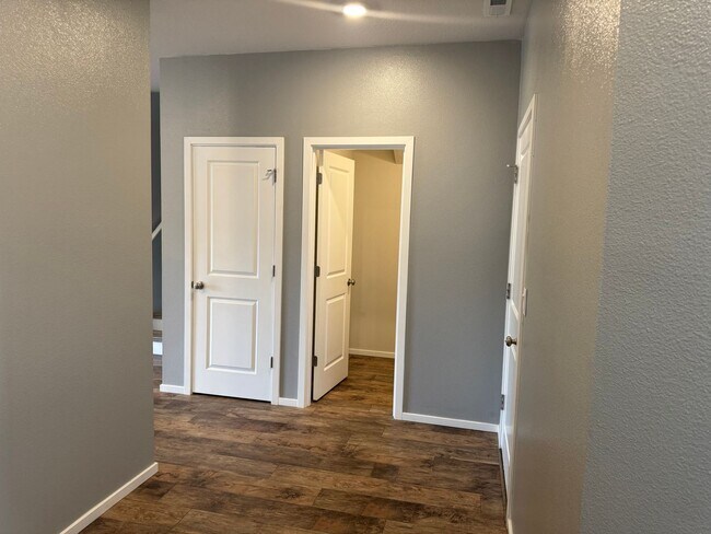 Foto del edificio - 4 bedroom 2.5 bathroom almost-new house in...