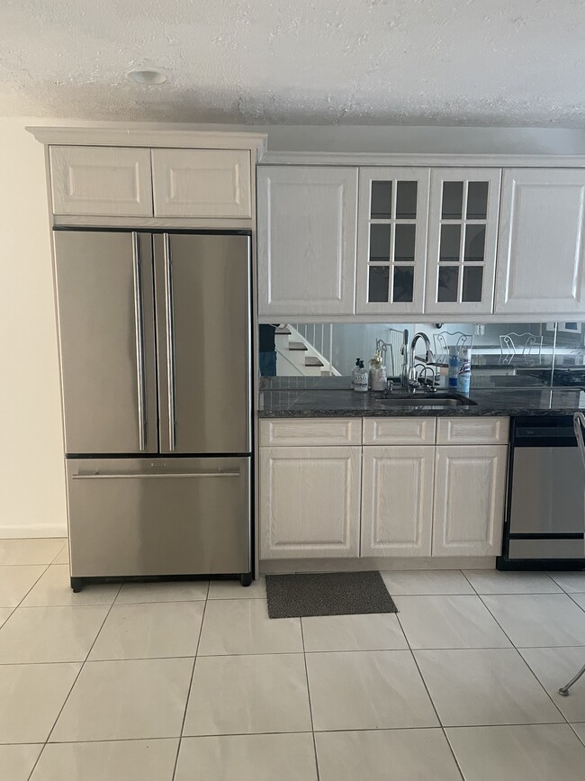 Kitchen - 204 Grasmere Dr
