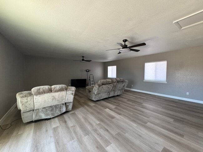 Foto del edificio - 3 Bed 2 Bath Remodeled Home in North Valleys!