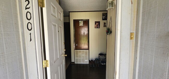 Building Photo - Cute Two Bedroom Home!