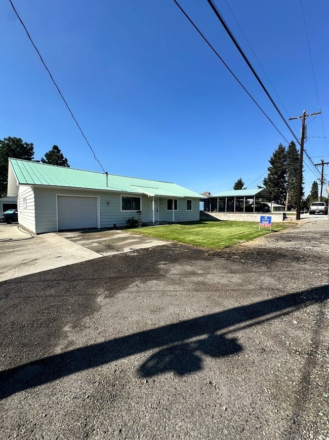 Building Photo - 3 Bedroom 1 Bath home * Owner Updates