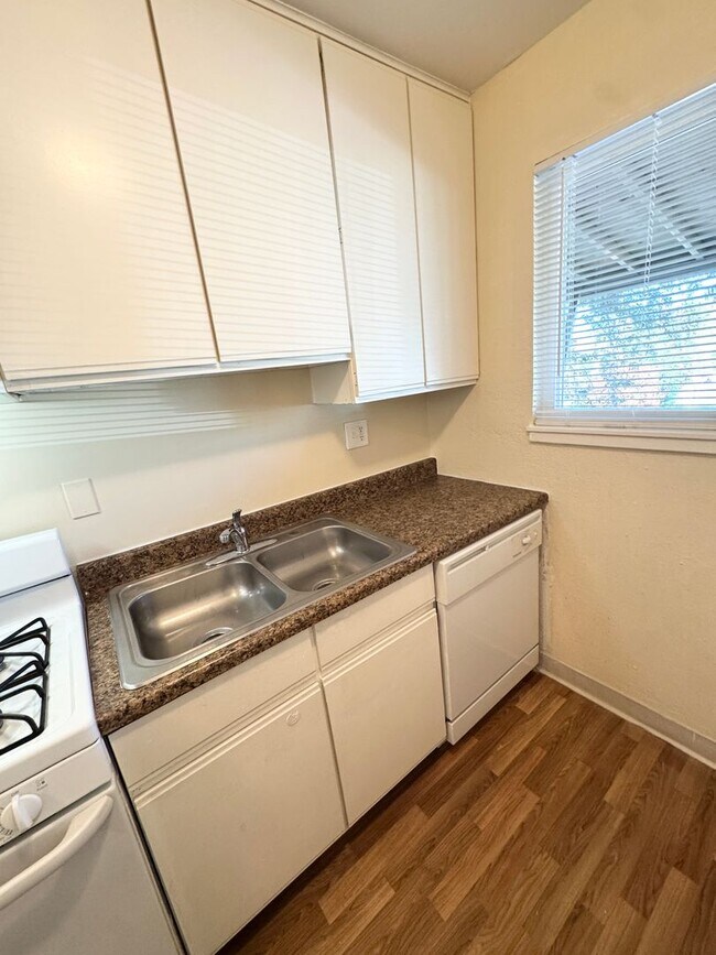 Foto del edificio - Move-in Incentive $50 OFF: 1 Bedroom | 1 Bathroom | Private Patio + Small Yard SEE VIDEO