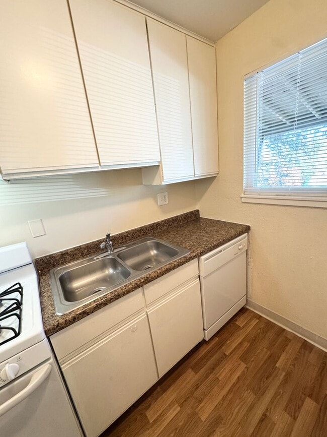 Building Photo - Move-In Special; Upstairs One Bedroom + Private Patio SEE VIDEO