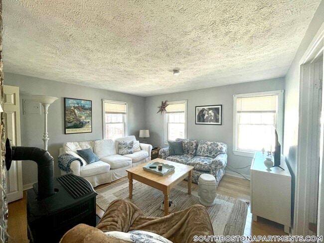 Building Photo - 525 E 3rd St