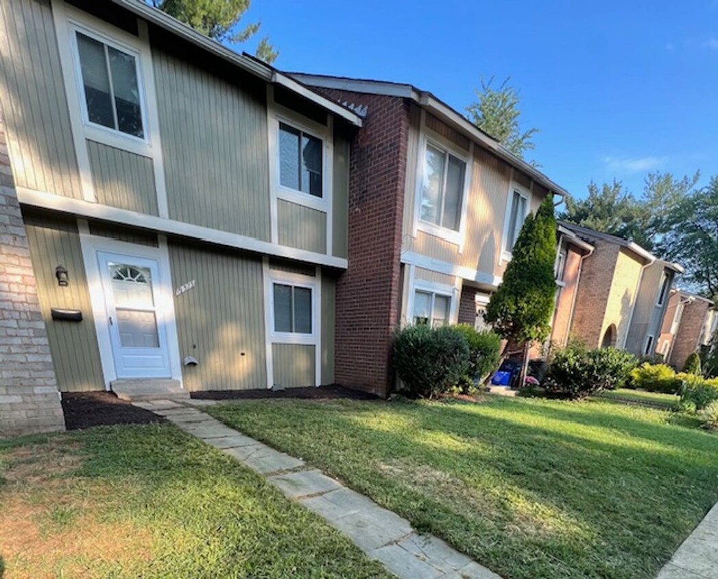 Primary Photo - 2 BEDROOM TOWNHOME IN MARYLAND PLACE