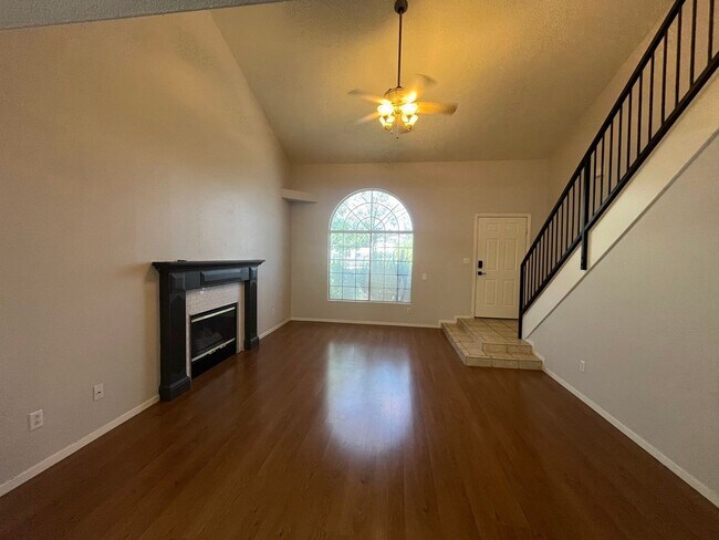 Foto del edificio - Charming Oversized 2 Bed, 2 Bath Townhouse...