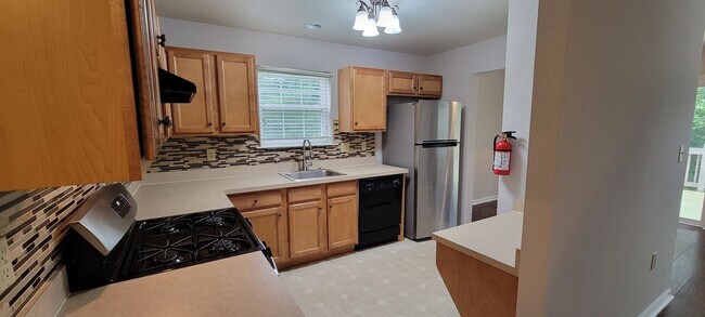 Foto del edificio - Beautiful 3 bedroom 2.5 bathroom END Unit ...