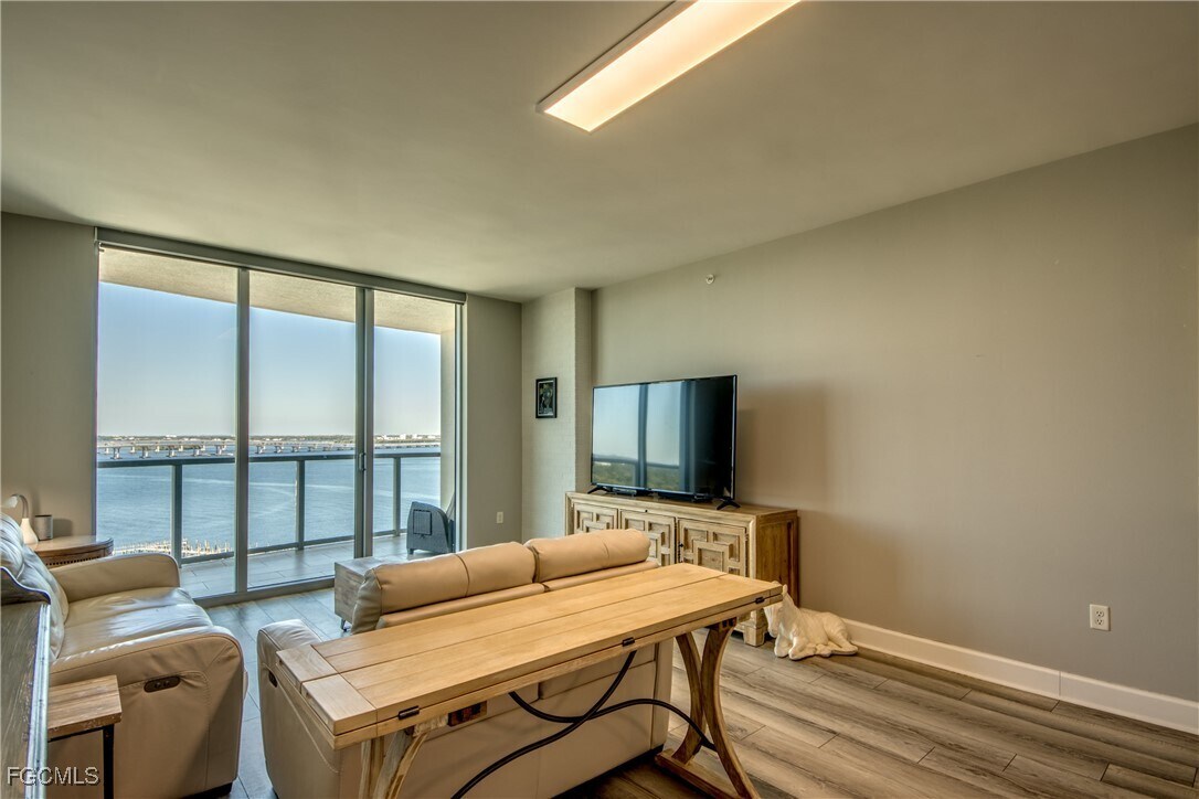 Primary Photo - 3000 Oasis Grand Blvd