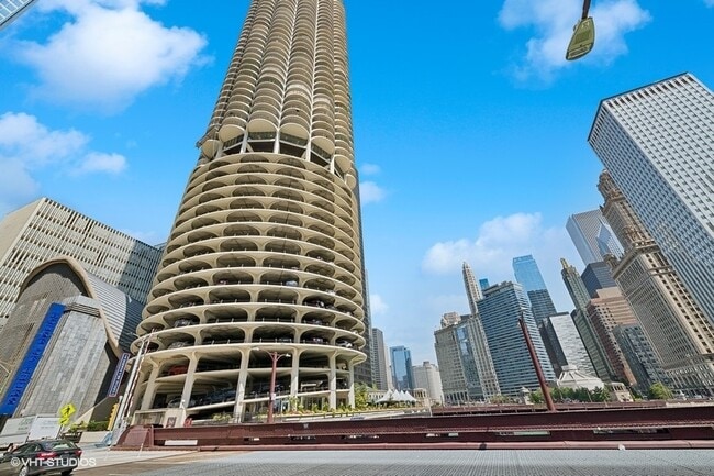 Foto del edificio - 300 N State St
