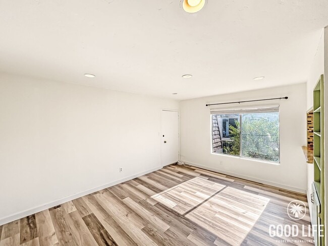 Foto del edificio - Beautiful 1BD/1BA W/ Laundry On-Site and Reserved Parking in Corridor!