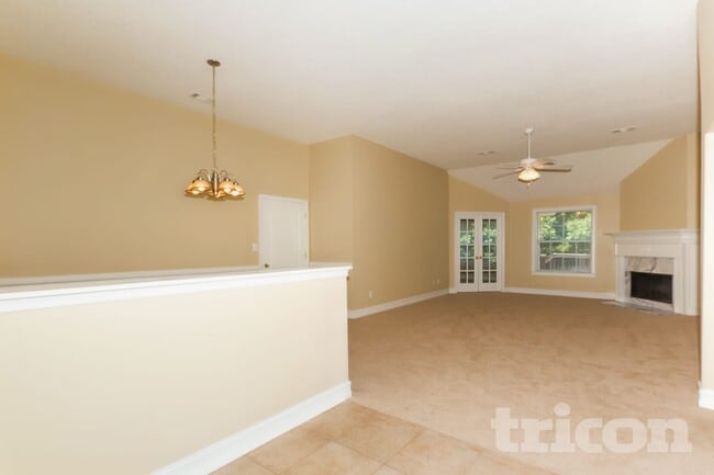 Building Photo - 305 Emerald Trce